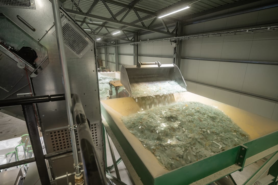 Krossat glas som sorteras från orenheter