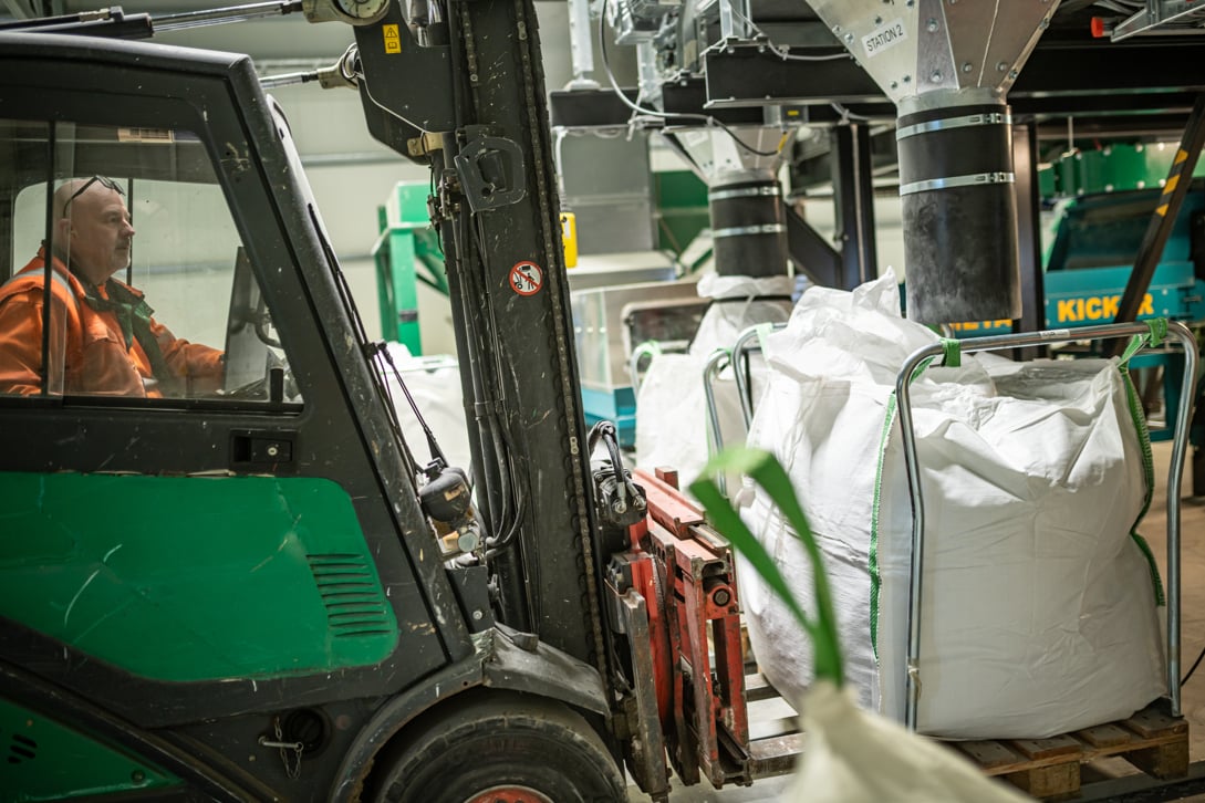 Den färdiga skärven packas i säckar och skickas till ny produktion