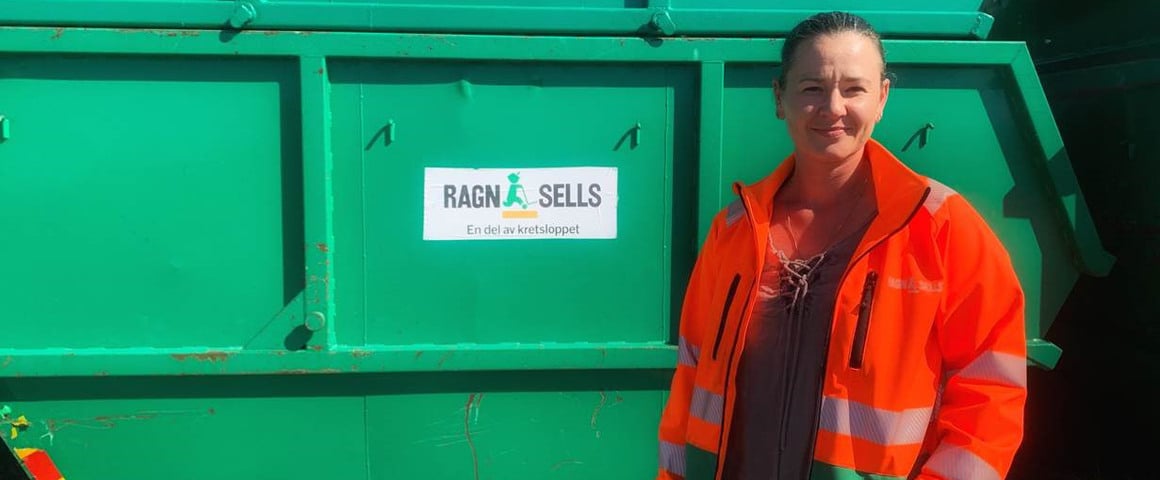 Ulrike Bick står framför en container på Ragn-Sells anläggning i Malmö.